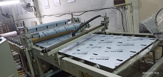 Filmlaminiermaschine für die Laminationsgeschwindigkeit 0-30 m/min und die Rückwicklungsgeschwindigkeit 0-100 m/min