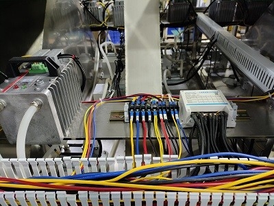 9-stufige Wassersenkungsrate 95% Mikrowellen-Vakuumtrockner für Zellstoffverpackung