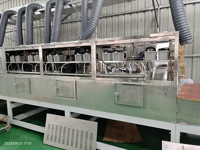 17530 mm × 1600 mm × 1100 mm Vakuum-Mikrowellentrockner für eine präzise Temperaturkontrolle bei 80 °C