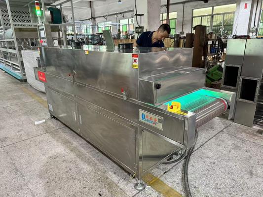 Modularer UV-C-Sterilisationsmodul für transparente Lebensmittelverpackungslinien, montiert auf Förderband