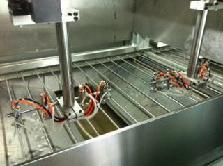 Vollautomatische Sprühbeschichtungsmaschine mit anpassbarer Breite, japanische Iwata-Sprühpistolen und PLC-Steuerung für industrielle Anwendungen