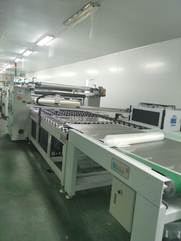 1-20m/Min Beförderungsgeschwindigkeit Filmlaminationsmaschine 500mm Länge 0-1320mm Arbeitsbreite Für Acryl-Kunststoffplatten