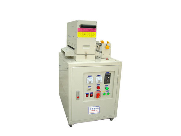 Selbstklebende Aufkleberoberfläche, die UVtinte oder die violette UVlichteinstrahlung lackieren kuriert Maschine druckt