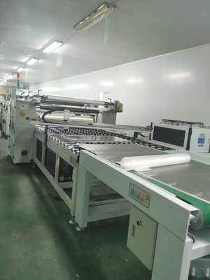 1-20m/Min Beförderungsgeschwindigkeit Filmlaminationsmaschine 500mm Länge 0-1320mm Arbeitsbreite Für Acryl-Kunststoffplatten