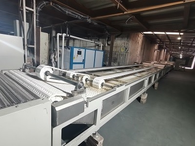 Hochautomatische UV-Beschichtungsmaschine mit hochzuverlässiger Beschichtungstechnologie